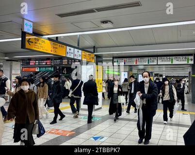 Intérieur de la gare JR Ikebukuro à Tokyo, Japon. Cette gare est la deuxième gare ferroviaire la plus fréquentée au Japon. Banque D'Images