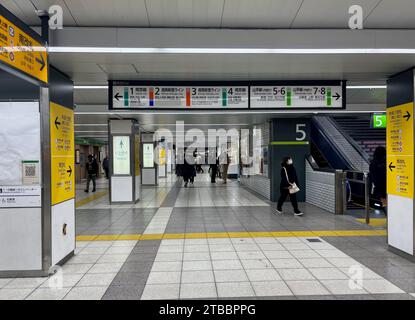 Intérieur de la gare JR Ikebukuro à Tokyo, Japon. Cette gare est la deuxième gare ferroviaire la plus fréquentée au Japon. Banque D'Images