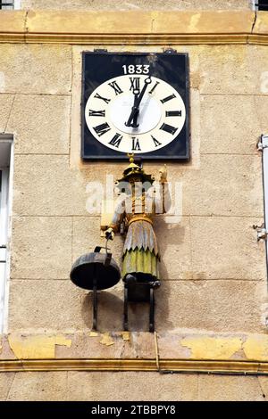 Horloge, datée de 1833, au 3e étage d'une maison à Aix-en-Provence, avec un automate, un Jacquemart, d'un homme en costume chinois frappant une cloche Banque D'Images