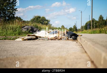 Beaucoup de déchets sur le bord de la route. Banque D'Images