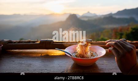 Les touristes mangent des nouilles le matin. Sur la montagne Ja Bo, Mae Hong son, Thaïlande Banque D'Images