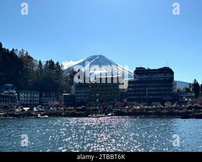 Mt. Fuji, vu du lac Kawaguchi au Japon. Banque D'Images