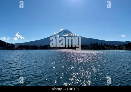 Mt. Fuji, vu du lac Kawaguchi au Japon. Banque D'Images