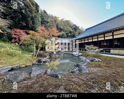 Un beau jardin zen japonais au temple Engaku-ji à Kamakura, au Japon. Banque D'Images