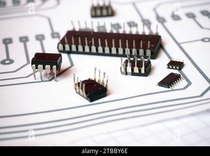 Circuits intégrés semi-conducteurs sur les schémas. Expérience du concept d'ingénierie ou de développeur de matériel. Foyer sélectionné. Banque D'Images