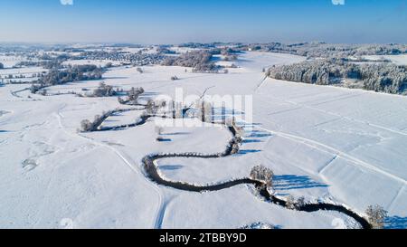 Photo de drone de la rivière Schmutter serpentant naturellement à travers le paysage hivernal et enneigé du parc naturel Westeliche Wälder près d'Augsbourg, Souabe, Banque D'Images