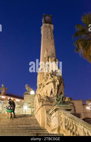 Marseille, France - 28 janvier 2022 : vue extérieure de la rue Gare routière et ferroviaire Charles à Marseille, France. Scène de nuit avec façade éclairée Banque D'Images