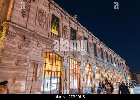 Marseille, France - 28 janvier 2022 : vue extérieure de la rue Gare routière et ferroviaire Charles à Marseille, France. Scène de nuit avec façade éclairée Banque D'Images