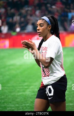 Vancouver, Canada. 05 décembre 2023. Vancouver, Colombie-Britannique, Canada, 5 décembre 2023 : Ashley Lawrence (10 Canada) reconnaît la foule après le match international féminin de soccer amical entre le Canada et l'Australie au BC place Stadium à Vancouver, Colombie-Britannique, Canada (USAGE ÉDITORIAL SEULEMENT). (Amy elle/SPP) crédit : SPP Sport Press photo. /Alamy Live News Banque D'Images