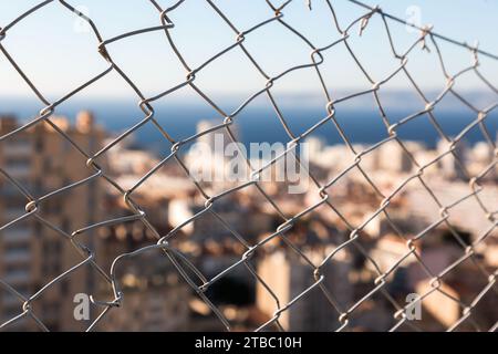 Vue aérienne défoqué de la ville de Marseille, en France, derrière des clôtures en treillis métallique Banque D'Images