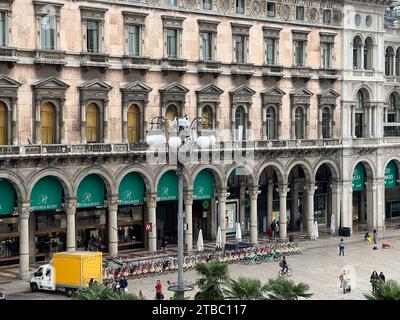 Milan, Italie - 12 novembre 2023 : parking pour vélos sur la place en face de la Galleria Vittorio Emanuel. Milan, Italie Banque D'Images