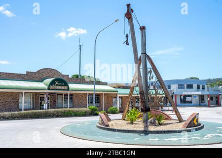 Sculpture Sugar Derrick sur le rond-point de la circulation dans la rue principale de Maclean, Nouvelle-Galles du Sud Australie Banque D'Images