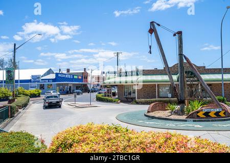 Sculpture Sugar Derrick sur le rond-point de la circulation dans la rue principale de Maclean, Nouvelle-Galles du Sud Australie Banque D'Images