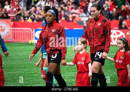 Vancouver, Canada. 05 décembre 2023. Vancouver, Colombie-Britannique, Canada, 5 décembre 2023 : Ashley Lawrence (10 Canada) entre sur le terrain avant le match international féminin de soccer amical entre le Canada et l'Australie au BC place Stadium à Vancouver, Colombie-Britannique, Canada (USAGE ÉDITORIAL SEULEMENT). (Amy elle/SPP) crédit : SPP Sport Press photo. /Alamy Live News Banque D'Images