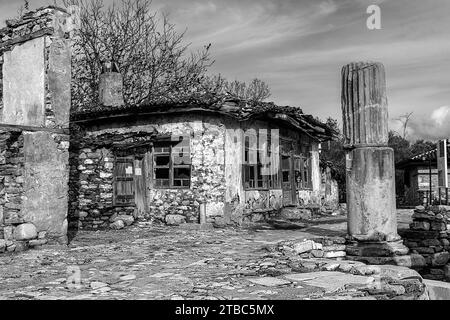 Stratonikeia est l'une des rares villes antiques où l'architecture carienne, romaine et ottomane sont imbriquées. Banque D'Images