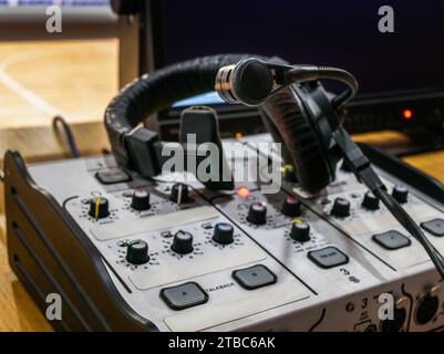 Console de mixage et casque sur le lieu de travail d'un commentateur sportif Banque D'Images