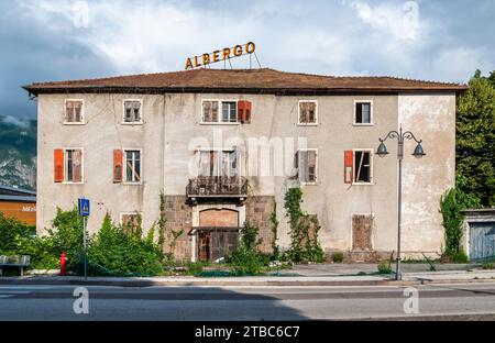 Ancien bâtiment délabré - hôtel historique délabré, - bâtiment à démolir Mezzocorona, Trentin-Haut-Adige, Italie du Nord Banque D'Images