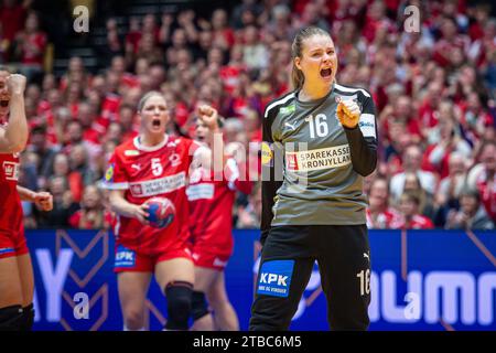 Herning, Danemark. 05 décembre 2023. Althea Reinhardt (16 ans) du Danemark vu lors du match du Championnat du monde de handball IHF 2023 entre le Danemark et la Roumanie au Jyske Bank Boxen à Herning. (Crédit photo : Gonzales photo/Alamy Live News Banque D'Images