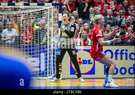 Herning, Danemark. 05 décembre 2023. Althea Reinhardt (16 ans) du Danemark vu lors du match du Championnat du monde de handball IHF 2023 entre le Danemark et la Roumanie au Jyske Bank Boxen à Herning. (Crédit photo : Gonzales photo/Alamy Live News Banque D'Images