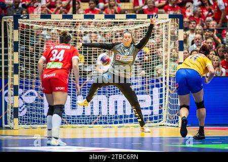 Herning, Danemark. 05 décembre 2023. Althea Reinhardt (16 ans) du Danemark vu lors du match du Championnat du monde de handball IHF 2023 entre le Danemark et la Roumanie au Jyske Bank Boxen à Herning. (Crédit photo : Gonzales photo/Alamy Live News Banque D'Images