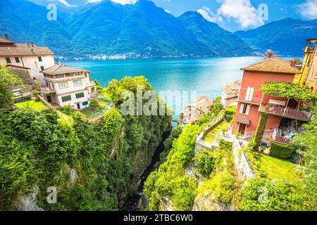 Ville de Nesso sur des falaises abruptes et gorge de cascade de ruisseau sur la vue du lac de Côme, région Lombardie de l'Italie Banque D'Images