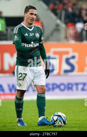 LUBIN, POLOGNE - 3 DÉCEMBRE 2023 : match de football polonais PKO Ekstraklasa entre KGHM Zaglebie Lubin et Legia Warszawa 0:3. Josue avant le coup de penalty. Banque D'Images