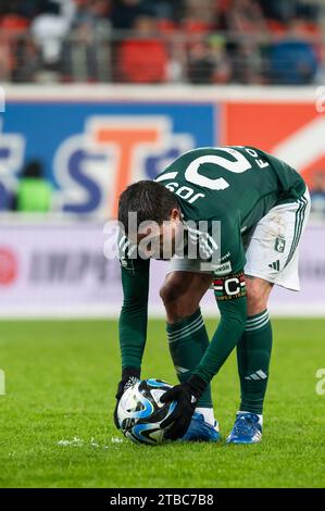 LUBIN, POLOGNE - 3 DÉCEMBRE 2023 : match de football polonais PKO Ekstraklasa entre KGHM Zaglebie Lubin et Legia Warszawa 0:3. Josue avant le coup de penalty. Banque D'Images