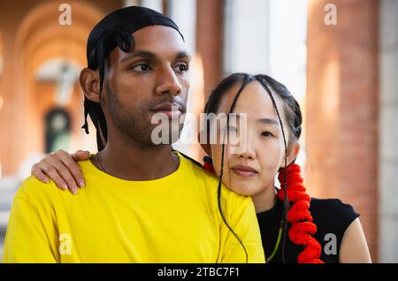 Portrait d'un couple de danseurs urbains multiraciaux reposant dans la rue Banque D'Images