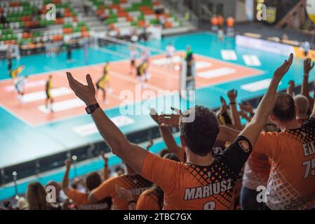 LUBIN, POLOGNE - 04 OCTOBRE 2021 : Volleyball Polonais PlusLiga Match Cuprum Lubin VS Skra Belchatow 1:3. ENCOURAGEMENTS DES SUPPORTERS. Banque D'Images