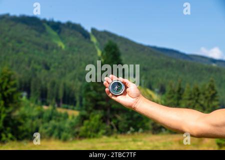 Un homme dans les montagnes tient une boussole dans ses mains. Mise au point sélective. Nature. Banque D'Images