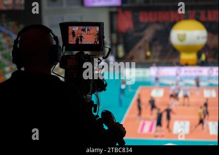 LUBIN, POLOGNE - 16 JANVIER 2023 : Volleyball Polonais PlusLiga Match Cuprum Lubin vs Projekt Warszawa. Caméra TV professionnelle. Banque D'Images