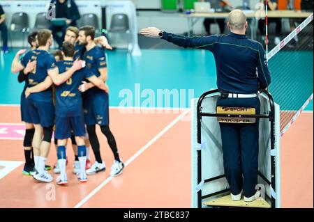 LUBIN, POLOGNE - 16 JANVIER 2023 : Volleyball Polonais PlusLiga Match Cuprum Lubin vs Projekt Warszawa. L'arbitre donne un signe avec sa main duri Banque D'Images