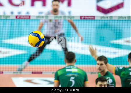 LUBIN, POLOGNE - 20 NOVEMBRE 2023 : Volleyball Polonais PlusLiga Match KGHM Cuprum Lubin vs Aluron CMC Warta Zawiercie. Ballon volant. Banque D'Images