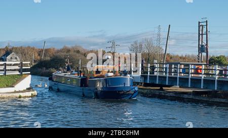 Cambridge Arms, Angleterre - 23 novembre 2023 : bateau étroit naviguant sur le pont tournant sur le canal Gloucester et Sharpness sous le soleil d'automne. Banque D'Images