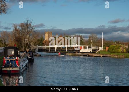 Frampton on Severn, Angleterre - 23 novembre 2023 : rameur en entraînement passant le pont Splatt sur le canal Gloucester et Sharpness. Banque D'Images