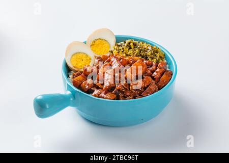 Lu Rou Fan (bol de riz au porc braisé taïwanais) - porc haché mariné et bouilli dans de la sauce soja servi sur du riz cuit à la vapeur. Banque D'Images