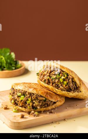 Classe mini rou jia Mo，rougamo,, il est parfois appelé un hamburger chinois, rougamo avec garnitures épicées de viande d'agneau, Shaanxi, Chine Banque D'Images
