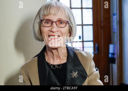 Stockholm, Suède. 06 décembre 2023. La lauréate du prix Nobel Claudia Goldin (Prix Sveriges Riksbank en sciences économiques à la mémoire d'Alfred Nobel ) signe une chaise et fait don d'un artefact au Musée Nobel de Stockholm, Suède, le 6 décembre 2023.photo : Christine Olsson/TT/code 10430 crédit : TT News Agency/Alamy Live News Banque D'Images