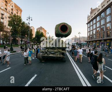 Kiev, Ukraine -26 août 2023 : personnes autour d'un obusier automoteur russe détruit exposé sur Khreshchatyk Banque D'Images