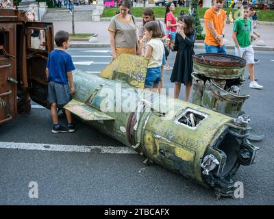 Kiev, Ukraine -26 août 2023 : des enfants regardent un missile russe abattu exposé dans la rue Khreschatyk Banque D'Images