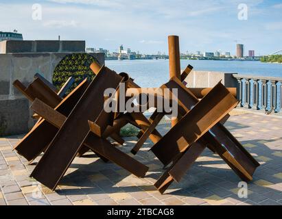 Kiev, Ukraine -27 août 2023 : barrières anti-char (hérissons tchèques) sur le remblai de la route à Kiev Banque D'Images