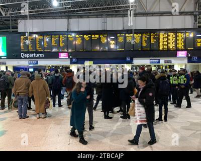 Waterloo, Londres, Royaume-Uni. 5 décembre 2023. Navetteurs et passagers à la gare de Waterloo à Londres. Les membres du syndicat des conducteurs ASLEF organisent une autre série d’interdictions d’heures supplémentaires et une grève d’une journée entre différents opérateurs ferroviaires dans un différend amer sur les salaires et les conditions. Les voyages seront gravement affectés le mercredi 6 décembre. Crédit : Maureen McLean/Alamy Live News Banque D'Images