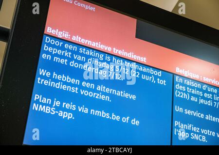 Bruxelles, Belgique. 06 décembre 2023. L'illustration montre un panneau annonçant des retards dus à une grève lors d'une grève de 48 heures de la compagnie ferroviaire belge NMBS-SNCB, organisée par les syndicats SLFP cheminots-VSOA Spoor, CGSP cheminots-ACOD Spoor, mercredi 06 décembre 2023 à la gare de Bruxelles-Nord. BELGA PHOTO JONAS ROOSENS crédit : Belga News Agency/Alamy Live News Banque D'Images