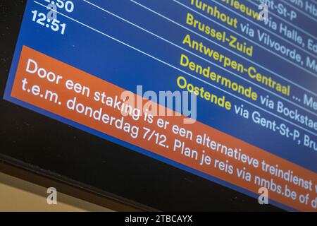 Bruxelles, Belgique. 06 décembre 2023. L'illustration montre un panneau annonçant des retards dus à une grève lors d'une grève de 48 heures de la compagnie ferroviaire belge NMBS-SNCB, organisée par les syndicats SLFP cheminots-VSOA Spoor, CGSP cheminots-ACOD Spoor, mercredi 06 décembre 2023 à la gare de Bruxelles-Nord. BELGA PHOTO JONAS ROOSENS crédit : Belga News Agency/Alamy Live News Banque D'Images