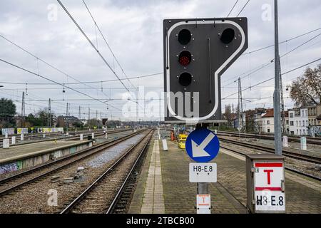 Bruxelles, Belgique. 06 décembre 2023. L'illustration montre des voies de chemin de fer vides lors d'une grève de 48 heures de la compagnie ferroviaire belge NMBS-SNCB, organisée par les syndicats SLFP cheminots-VSOA Spoor, CGSP cheminots-ACOD Spoor, mercredi 06 décembre 2023, à la gare de Bruxelles-Nord. BELGA PHOTO JONAS ROOSENS crédit : Belga News Agency/Alamy Live News Banque D'Images