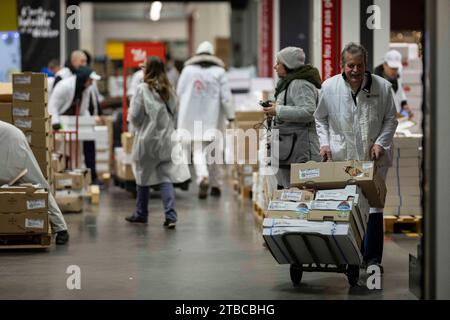 Cette photographie montre un employé qui travaille au pavillon volatile du marché International de Rungis, banlieue sud de Paris, le 6 décembre 2023. Le marché International de Rungis (Marche International de Rungis) est le principal marché de Paris, principalement pour les produits alimentaires et horticoles, situé sur la commune de Rungis, dans la banlieue sud. C'est le deuxième plus grand marché alimentaire en gros dans le monde après Central de Abasto, situé dans la ville de Mexico. Depuis ses origines au 10e siècle jusqu’au milieu du 20e siècle, le marché central de Paris était situé au centre de la ville, dans un 10-hec Banque D'Images