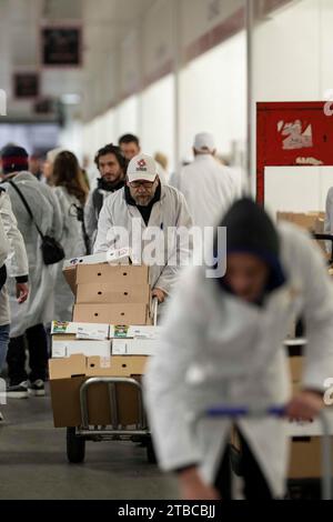 Cette photographie montre un employé qui travaille au pavillon volatile du marché International de Rungis, banlieue sud de Paris, le 6 décembre 2023. Le marché International de Rungis (Marche International de Rungis) est le principal marché de Paris, principalement pour les produits alimentaires et horticoles, situé sur la commune de Rungis, dans la banlieue sud. C'est le deuxième plus grand marché alimentaire en gros dans le monde après Central de Abasto, situé dans la ville de Mexico. Depuis ses origines au 10e siècle jusqu’au milieu du 20e siècle, le marché central de Paris était situé au centre de la ville, dans un 10-hec Banque D'Images