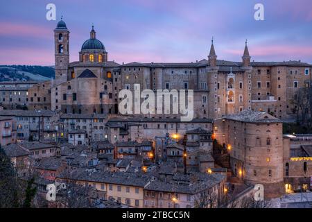 Une vue panoramique sur Urbino, un joyau de la Renaissance, perché au sommet d'une colline au milieu de la campagne verdoyante des Marches, en Italie. Banque D'Images