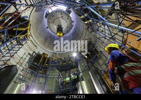 (231206) -- PÉKIN, 6 déc. 2023 (Xinhua) -- la première cuve sous pression de réacteur de la centrale nucléaire refroidie au gaz à haute température de Shidaowan est hissée en place le 20 mars 2016. POUR ALLER AVEC "la 1e centrale nucléaire de 4e génération au monde entre en exploitation commerciale en Chine" (photo de Ma Yuejun/Xinhua) Banque D'Images