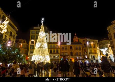 Décembre 2023. Rues bondées décoration lumières de Noël, arbres de Noël illuminés, Calle Larios, Malaga ville, Andalousie, Espagne. Banque D'Images